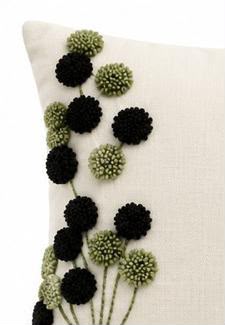 Coussin Brodé Pompons