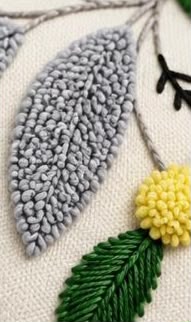 Coussin Brodé Mimosa